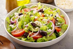 vegetarisch Grieks salade met vinaigrette dressing foto