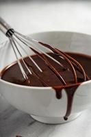 maken chocola glazuur of saus foto