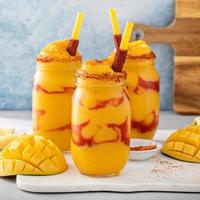 mangonada Mexicaans mango smoothie met zeemeeuw saus en limoen kruiderij foto