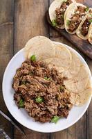 varkensvlees carnitas taco's met ui en koriander geserveerd met maïs tortilla's foto