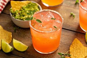 pittig grapefruit margarita met chips en guacamole foto