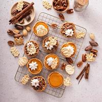 mini pompoen en pecannoot taarten gebakken in muffin blik foto