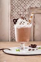 bevroren chocola koffie frappe met geslagen room foto