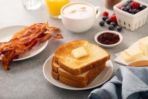 traditioneel continentaal ontbijt met geroosterd brood foto