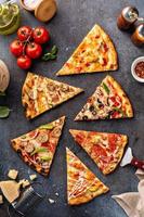 verscheidenheid van pizza plakjes top visie foto