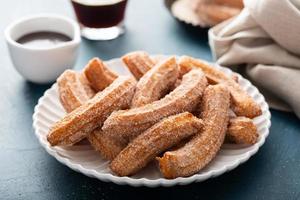 eigengemaakt churros met kaneel suiker Aan een bord foto