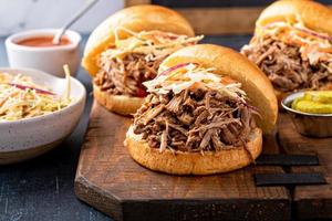 getrokken varkensvlees boterhammen met cole slaw Aan brioche broodjes foto