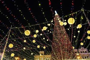 Kerstmis boom gloeit Aan de plein in de stad. avond, nacht verlichting foto