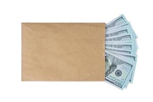 stapel van nieuw ontwerp ons dollar rekeningen in bruin envelop geïsoleerd Aan wit achtergrond foto