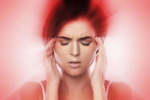 jong vrouw met een hoofdpijn pijnlijk migraine foto