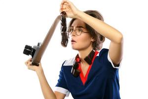 vrouw in wijnoogst kijken Holding fotografisch film in haar handen foto