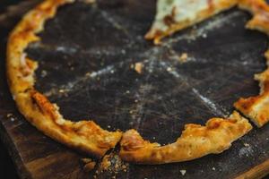 knapperig korsten van heerlijk pizza Aan de houten bord foto