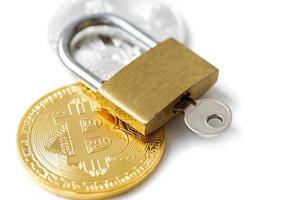 bitcoin munten en hangslot Aan wit achtergrond foto