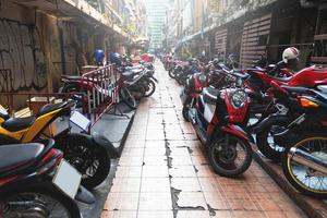 geparkeerd scooters en motorfietsen Aan de Bangkok stad straat foto