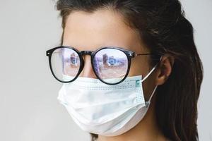 vrouw vervelend gezicht masker omdat van lucht kwaliteit of virus epidemie foto