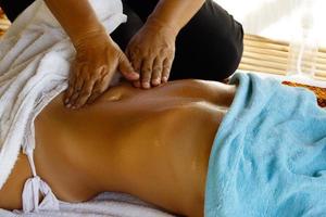 detailopname van vrouw buik gedurende professioneel massage foto