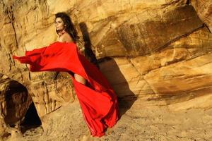 mooi en sensueel vrouw vervelend luxe rood jurk foto