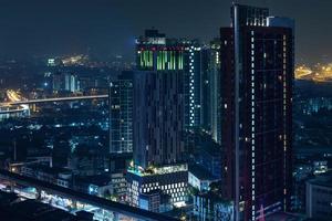 toneel- visie van modern Bangkok stad Bij nacht foto