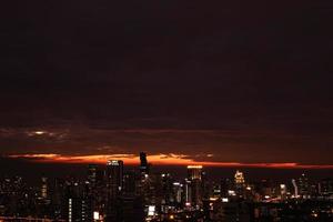 visie van de modern Bangkok stad gedurende zonsondergang foto