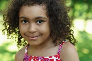 portret van schattig zwart meisje in een stad park foto