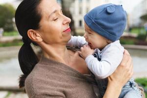 jong grootmoeder en haar schattig baby kleinzoon foto