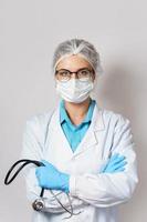 vrouw dokter met een stethoscoop Aan grijs achtergrond foto