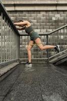 atletisch vrouw gedurende training met een weerstand rubber band foto