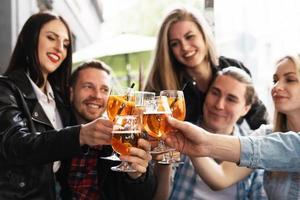 groep van vrienden vieren vergadering in de straat bar foto