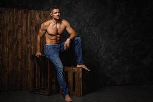portret van knap gespierd en sexy Mens vervelend jeans foto