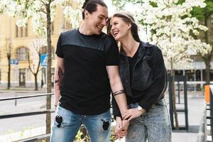 gelukkig lachend paar hebben pret gedurende hun datum Aan een stad straat foto