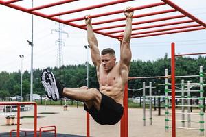 gespierd Mens gedurende zijn training Aan de straat foto