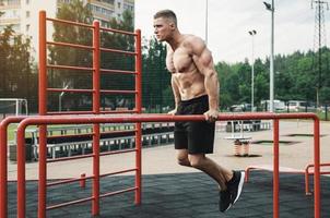 gespierd Mens gedurende zijn training Aan de straat foto