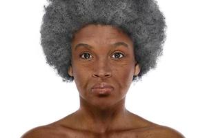 ouderen mooi Afrikaanse vrouw Aan wit achtergrond foto