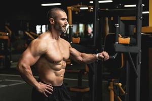 gespierd bodybuilder gedurende zijn training in de Sportschool foto