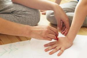 moeder is tekening schets van haar zoon's palm foto