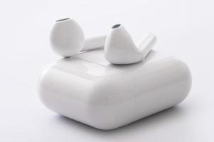 wit draadloze oortelefoons met een opladen doos foto