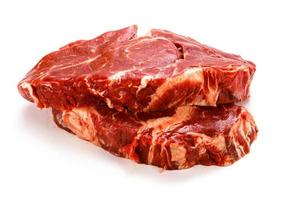 rauw stukken van rundvlees vlees Aan wit foto