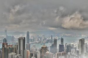 lucht vervuild in de hong kong, wolken, smog en nevel over- de stad foto
