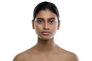 portret van jong en mooi Indisch vrouw foto