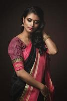 mooi Indisch vrouw vervelend traditioneel sari jurk foto