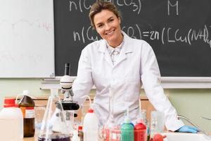 wetenschapper leraar en chemisch vergelijking Aan een schoolbord foto