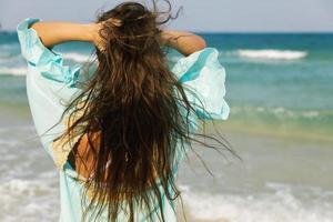 jong vrouw is wandelen door de zee kust foto