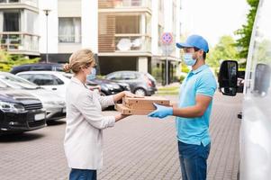 veilig levering - koerier Aan een busje brengt een pizza naar de cliënt foto