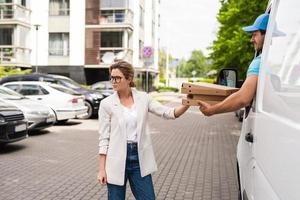 boos vrouw cliënt omdat koerier brengt mis pizza of hij is te laat foto