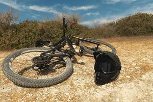 mtb fiets en helm met een beschermend stofbril voor bergafwaarts wielersport foto