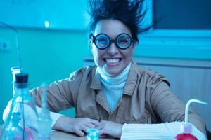 vrolijk glimlachen chemie leraar in grappig beeld foto
