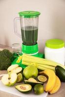 blender en ingrediënten voor gezond smoothie foto