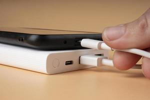 telefoon opladen met macht bank, extra accu voor smartphone via USB foto