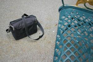 verloren hand- zak Aan de strand foto