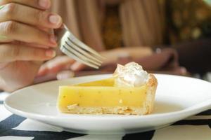 over- hoofd visie van Dames aan het eten citroen scherp foto